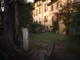 PUYAN SAHEB DJAVAHER: Showroom im grossen Haus – Abendstimmung